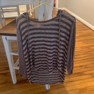 Shirt with hood, burgundy strips